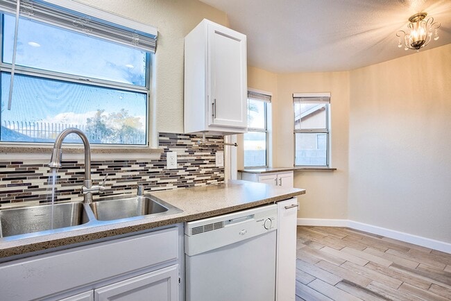 Building Photo - Fantastic 3 bed condo