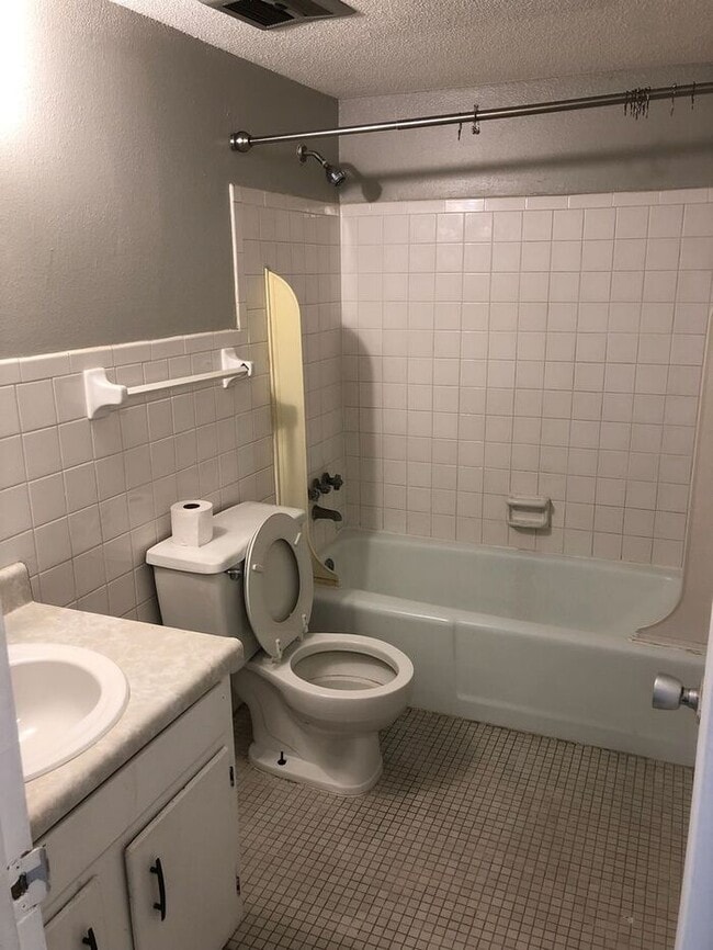 Building Photo - 2bedrooms Available June 2025 in Palms West