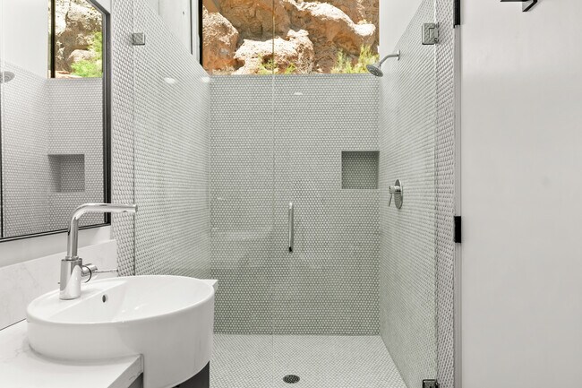 Building Photo - 4925 E Red Rock Dr