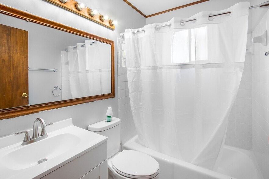 Building Photo - 11895 Cedarcreek Dr