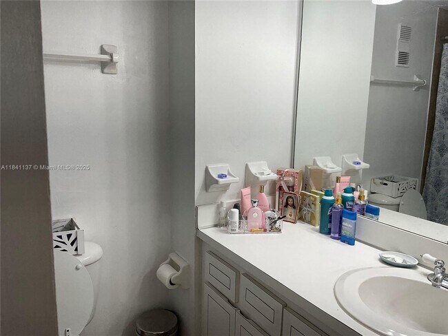 Building Photo - 6312 SW 139th Ct