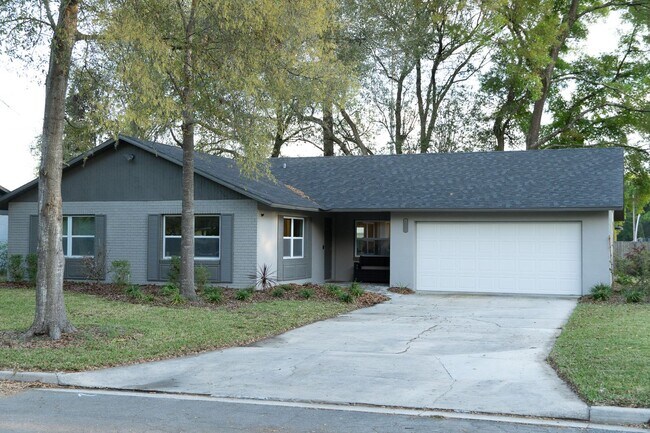 Primary Photo - Furnished 3/2 with Garage on Beautiful Lot...