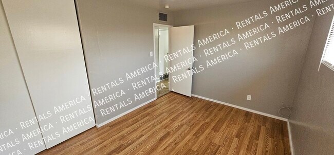 Building Photo - 2131 W Luke Ave