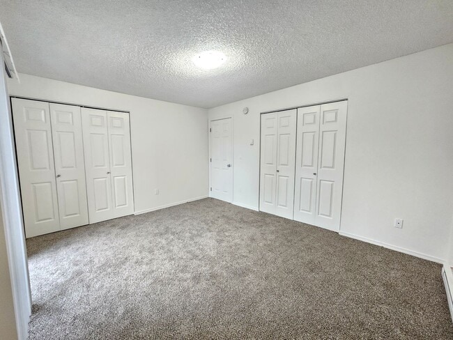 Building Photo - $1,250 - 1 Bed / 1 Bath Spacious Two-Story...
