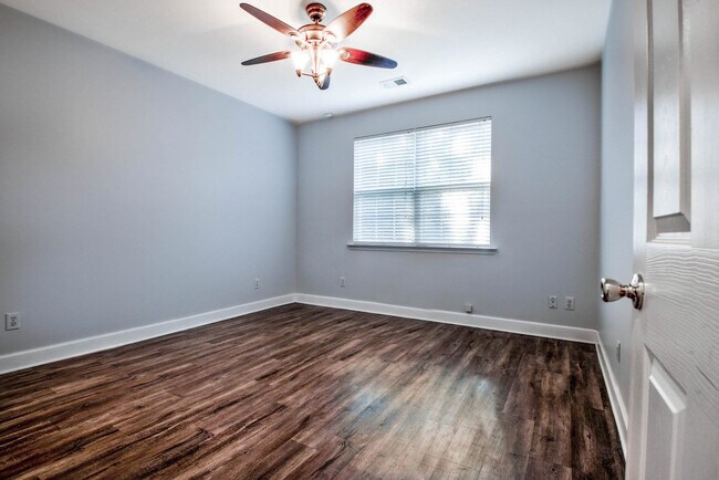 Building Photo - 27 Pin Oak Ln