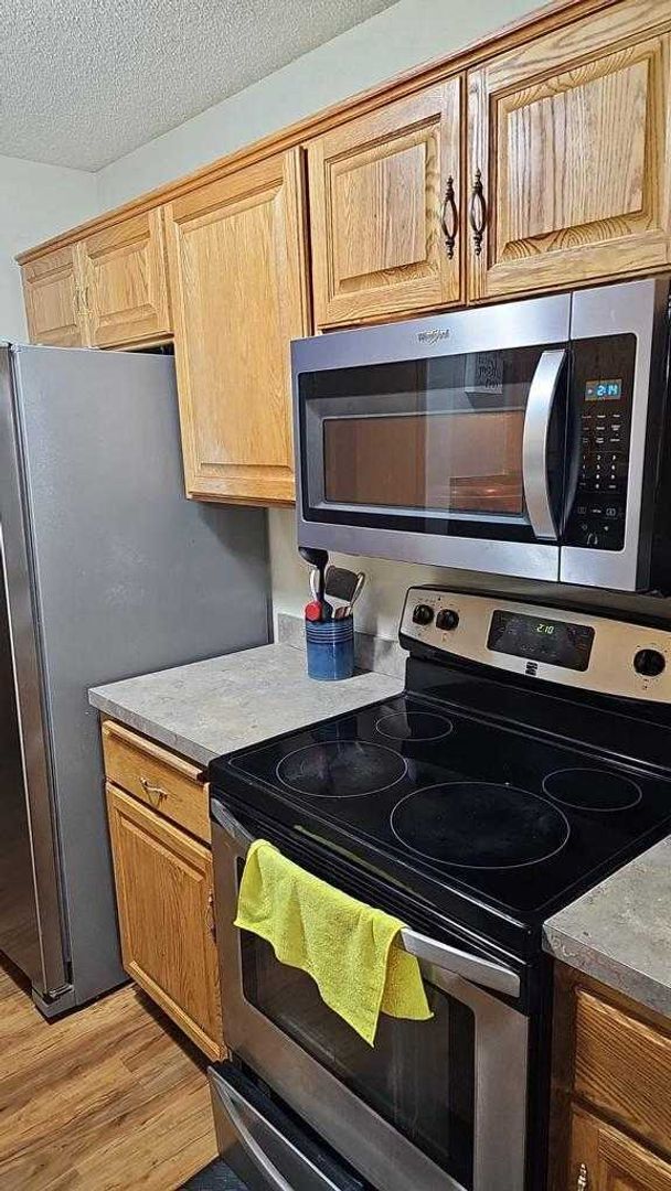 Building Photo - rare champlin 3 bed townhouse!