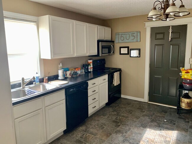 Building Photo - House for Lease Near Downtown Sioux Falls