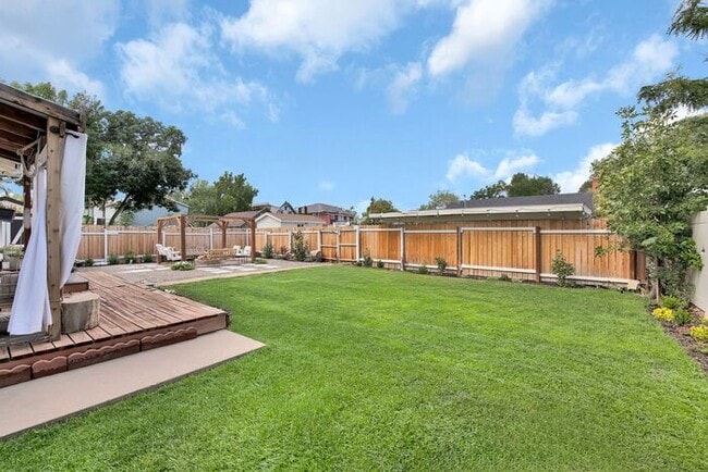 Building Photo - Elegant 1BR Basement Suite in Downtown His...