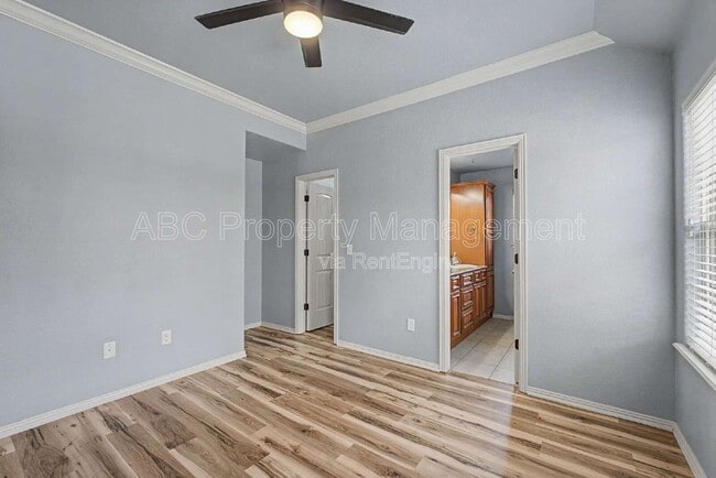 Building Photo - 3801 SW Gibson Ave