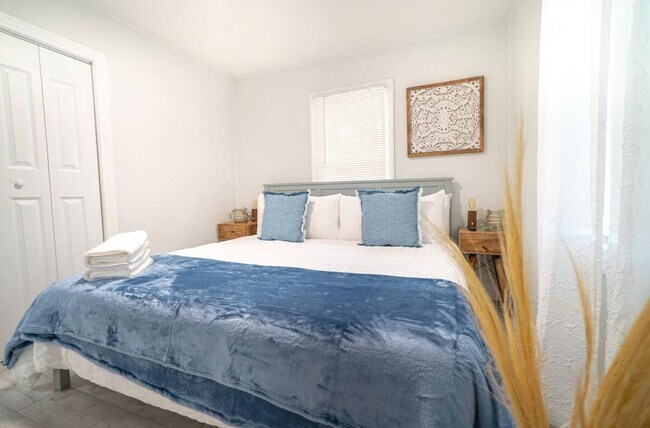 Building Photo - Homey Cozy Newly Renovated Stylish & chic