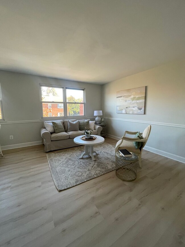 Building Photo - Gorgeously remodeled High Pointe 1bd/1ba C...