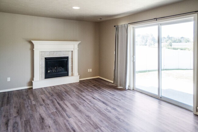 Building Photo - Beautiful Single Family Home Located on Th...