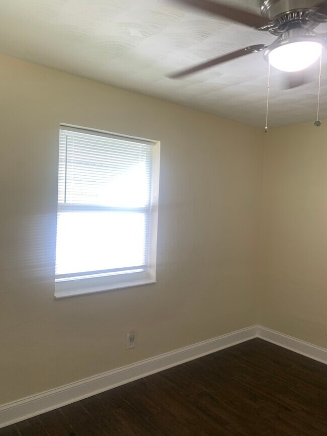 Building Photo - REMODELED 2 BR, 1 BATH 1 CAR GARAGE !