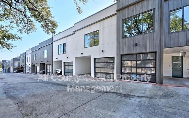 Building Photo - 2804 S 1st St