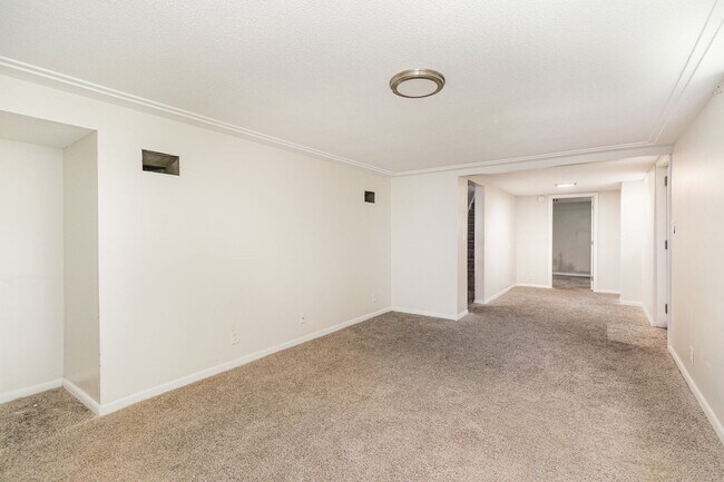 Building Photo - Spacious 5bed|2bath Home w/ Large Backyard...