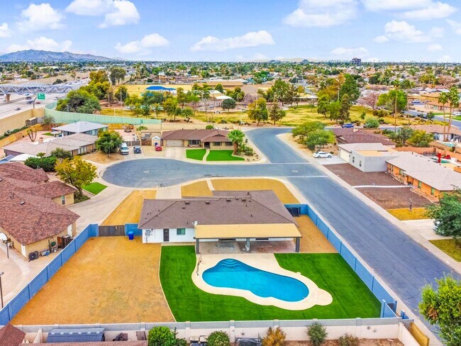 Building Photo - Tempe 5 bedroom 3 bath with pool and HUGE yard