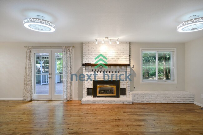 Building Photo - Spacious 5-Bedroom Haven with 3 Full Baths in Redmond – Your Dream Home Awaits!