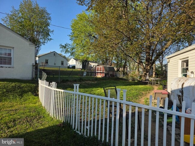 Building Photo - 14 Scarlet Ave