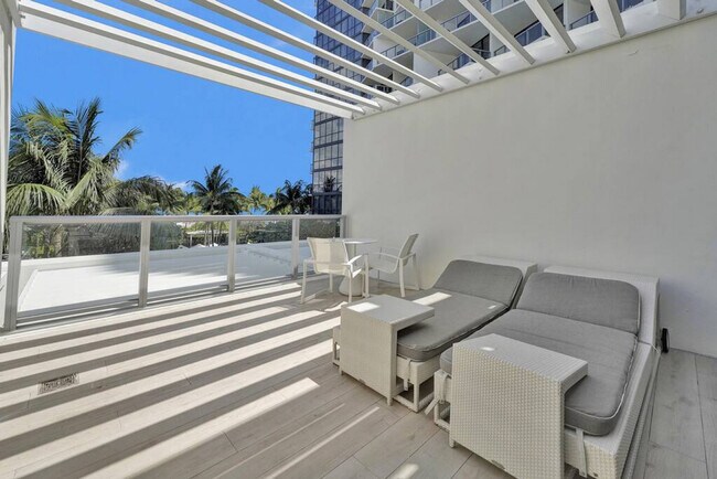 Building Photo - 2201 Collins Ave