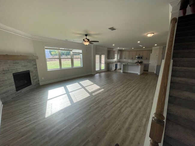 Building Photo - Spacious 5BR House in Gainesville