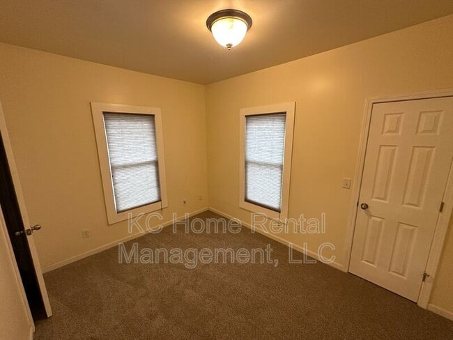 Building Photo - 1217 W 47th St