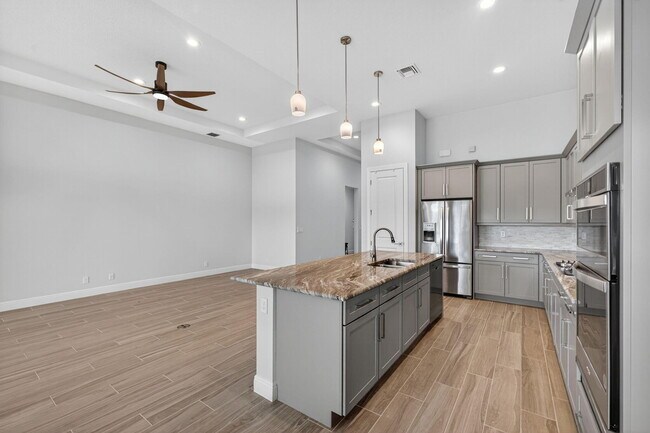 Building Photo - 9901 Regency Wy