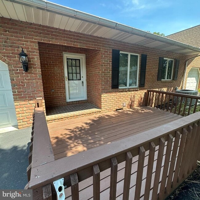 Building Photo - 323 Stonegate Ct