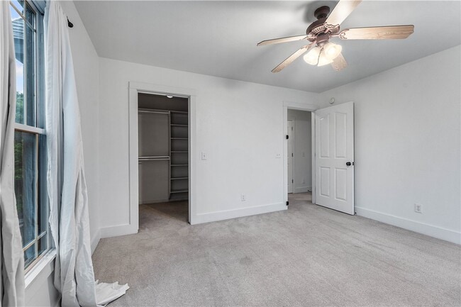 Building Photo - 917 NE Arleta Gardens