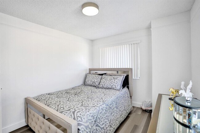 Building Photo - 270 Captains Walk