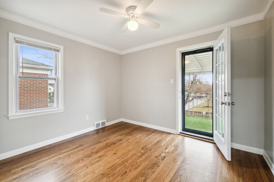 bedroom #1 with balcony patio - 204 Catalpa Dr
