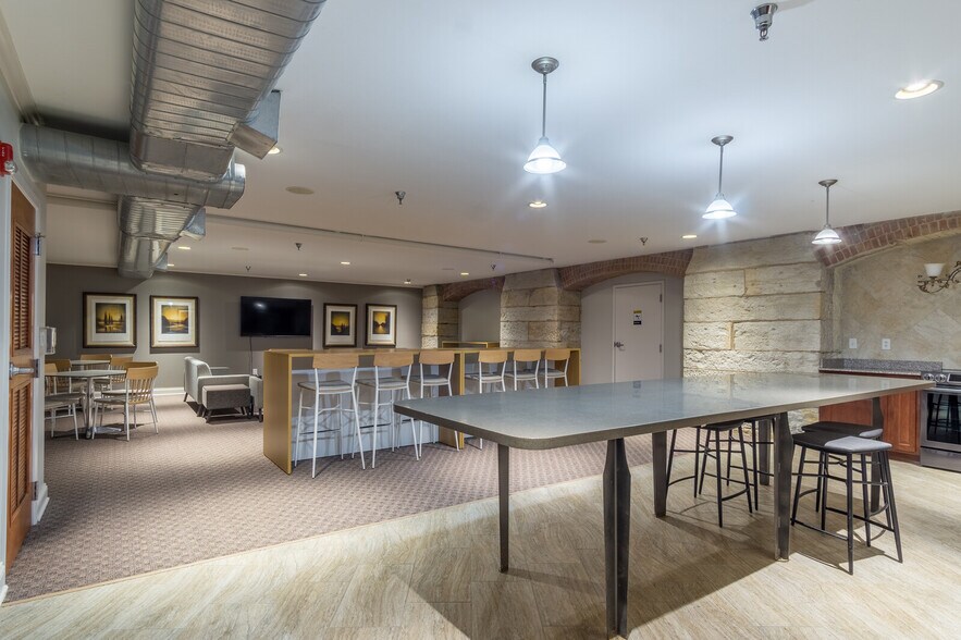 Building Photo - 609 Central St