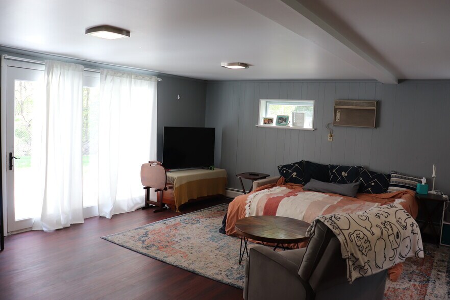 Building Photo - 442 Surrey Ln