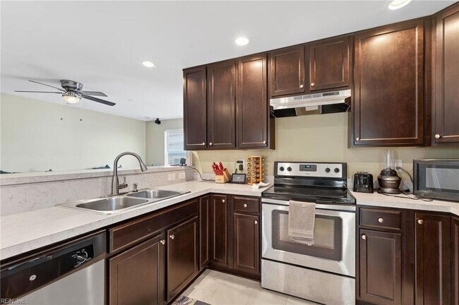 Building Photo - 1218 W Ocean View Ave