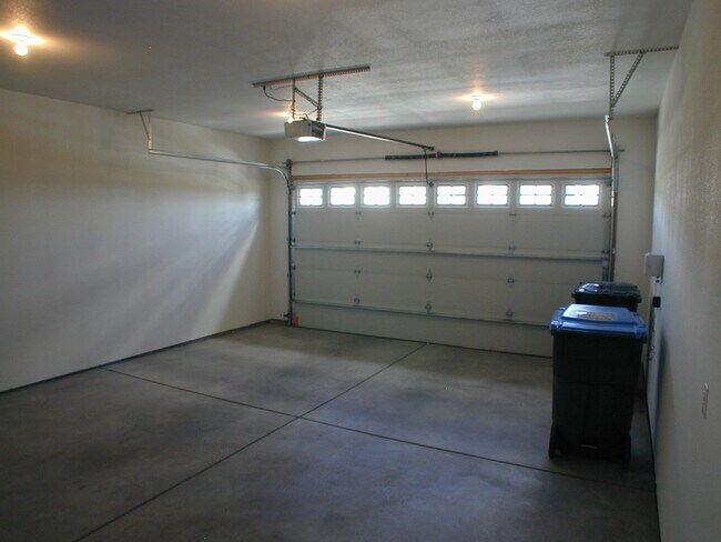 Building Photo - House For Lease