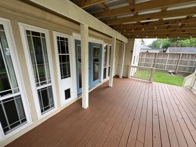 Building Photo - Charming 3 Bedroom Home Near LSU, University Lakes & Parade Routes!