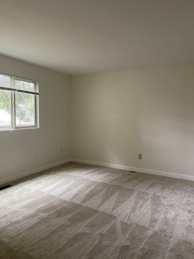 Building Photo - Spacious 2br with additional room in The M...