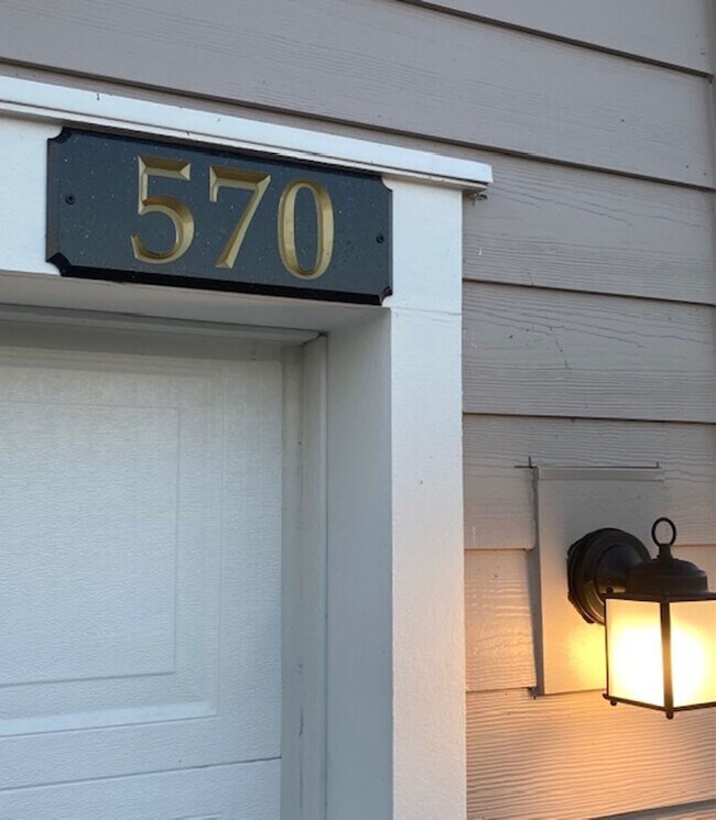 Building Photo - Stylish & Low-Maintenance Living in Oakleaf Community