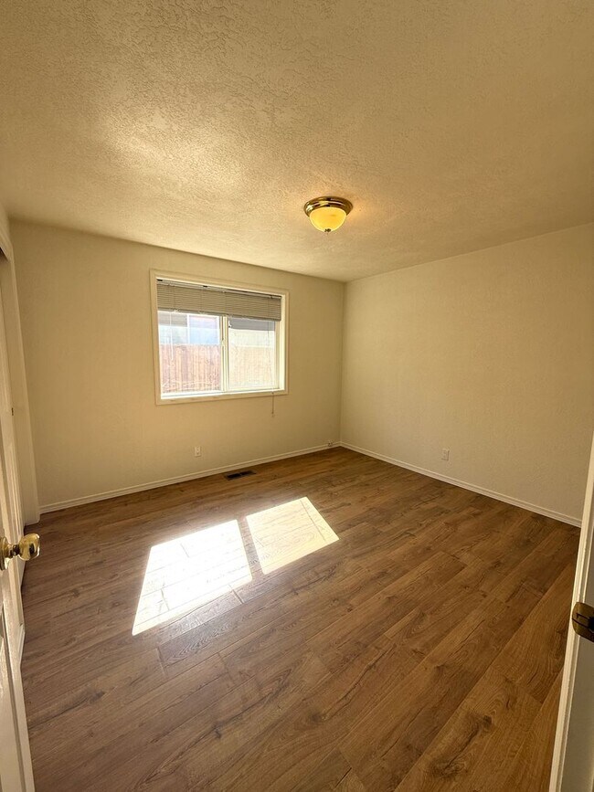 Building Photo - Immaculate 3 bedroom, 2 bath home in desirable Medford Neighborhood!