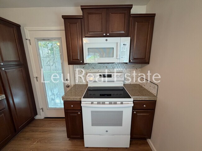 Building Photo - 1028 Bridgeview Dr