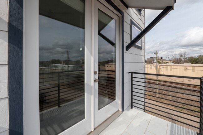 Building Photo - 1318 Reinerman St