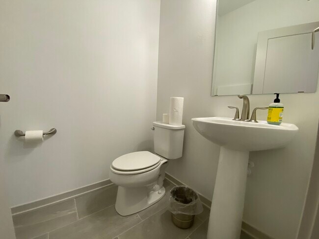 Building Photo - Beautiful Townhome for Rent