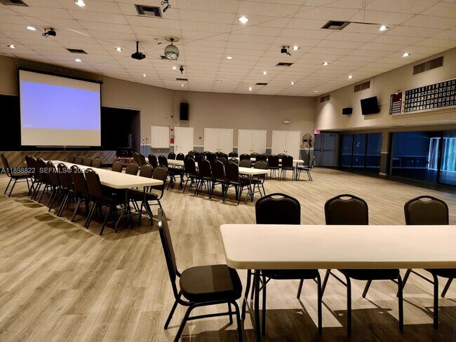 Building Photo - 9101 Lime Bay Blvd