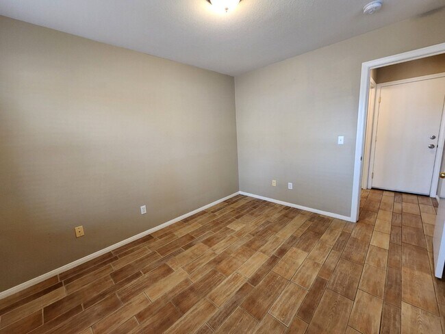 Building Photo - Beautiful former Model Home located near Southern Highlands Golf Club.