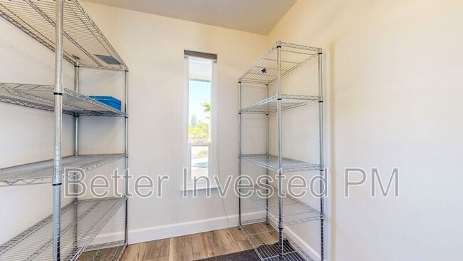Building Photo - 475 Country Club Dr