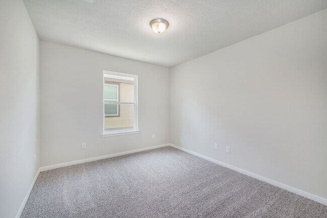 Building Photo - 4 Bedroom- Like New Home in Sterling Ridge...