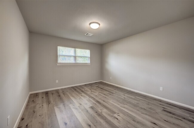 Building Photo - 5451 Loch Lomond Dr