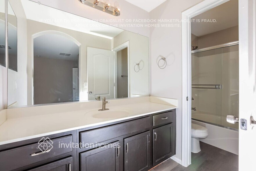 Building Photo - 1382 E Penny Ln