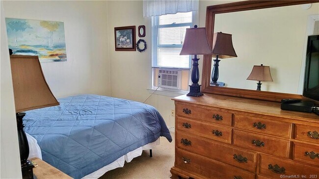 Building Photo - 702 E Broadway