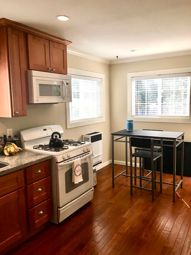 Kitchen - 457 University Ave