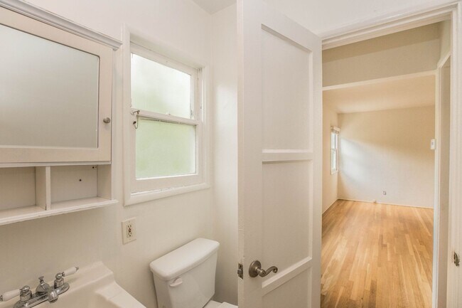 Building Photo - 25 19th Ave